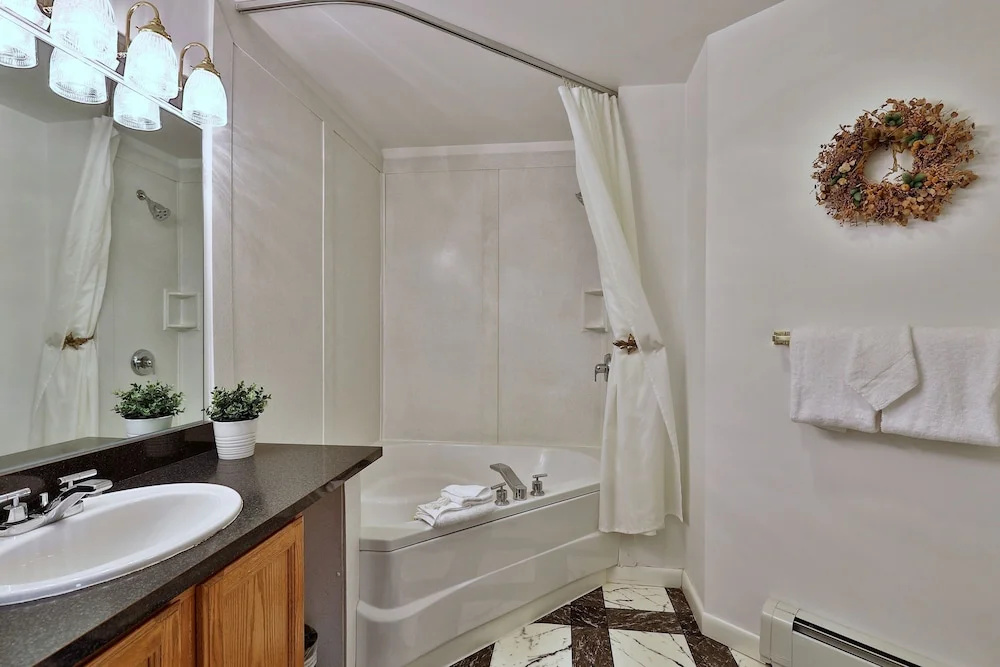 The Birch Ridge: English Gentleman's Room #9 - King Suite In Killington, Vermont. Hot Tub. 1 Bedroom Home