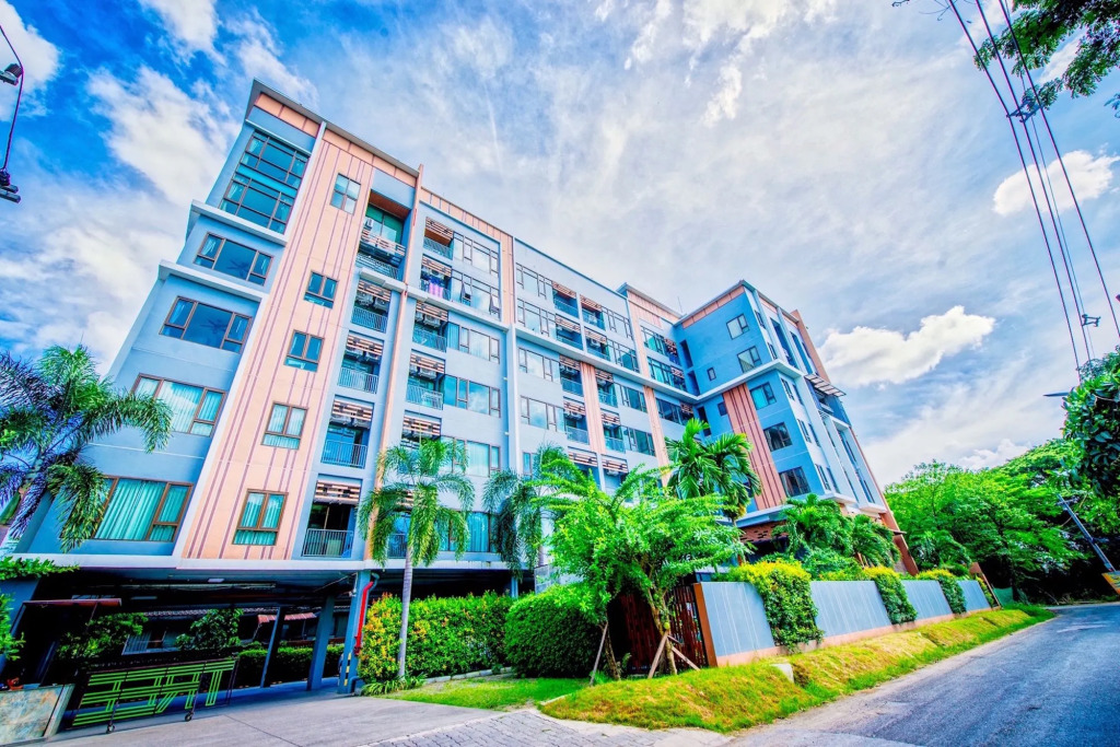 Tree Boutique Residence - Quiet Oasis - Stunning View, Pool & Gym