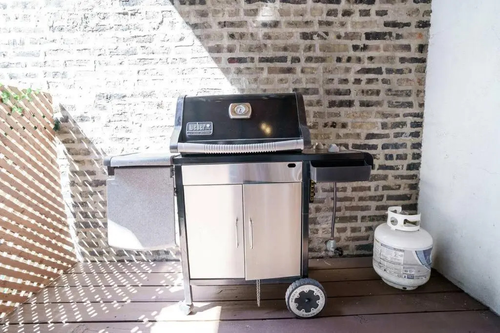 River North 3BR/2BA: HUGE, Parking, Center Chicago