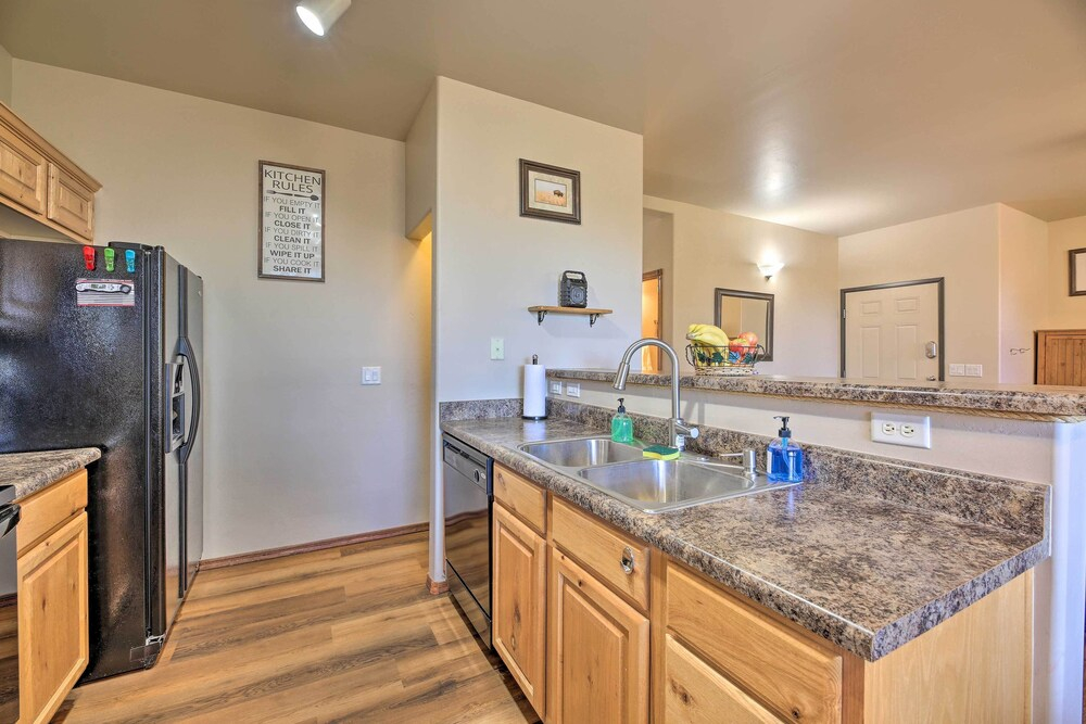 Near Lake & Trails: Show Low Condo w/ Grill!