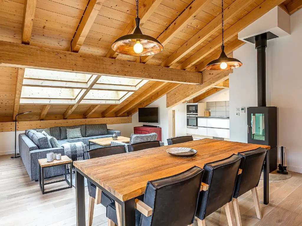 Penthouse with spacious balcony, ski lift 1.5 km away.