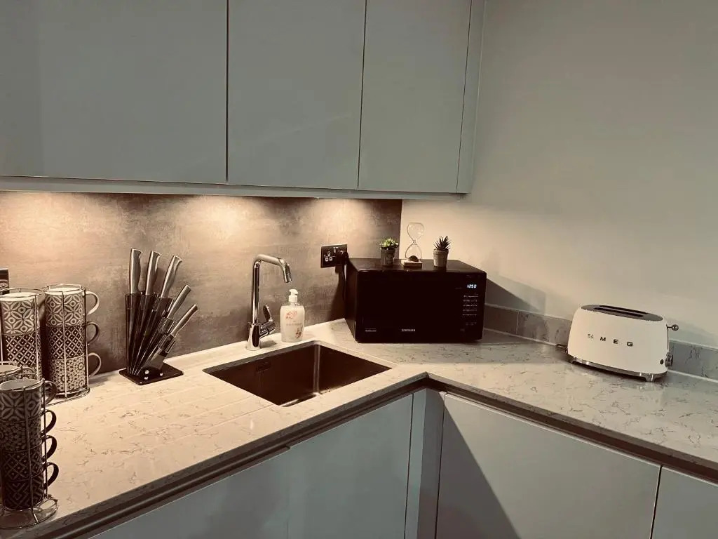 DESIGNER HOUSE - University of Glasgow / Central Glasgow 'Hillhead' West End G12 - Luxurious & Contemporary Detached House / Terrace / Garden / 'electric car charging' Garage Parking