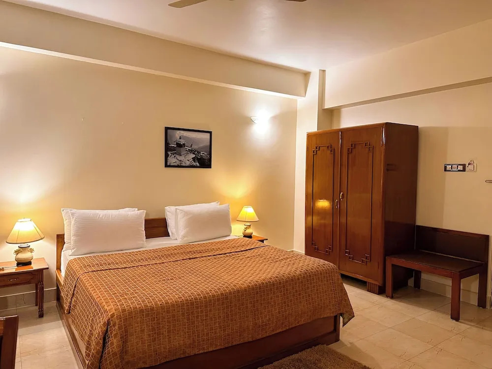 lhaki Hotel