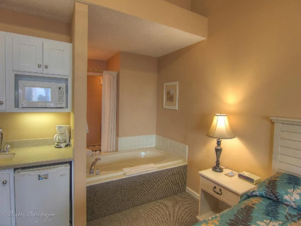 Pointes North Beachfront Hotel - 2 Person Spa Tub Studios