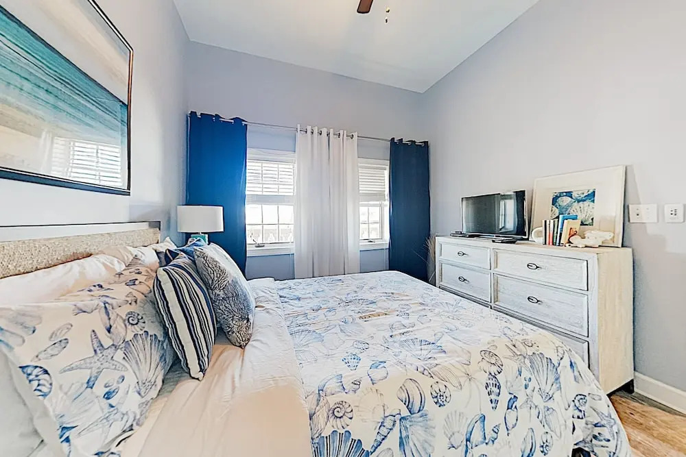 The Magnolia W/ Pool & Hot Tub - Walk To The Beach 3 Bedroom Condo