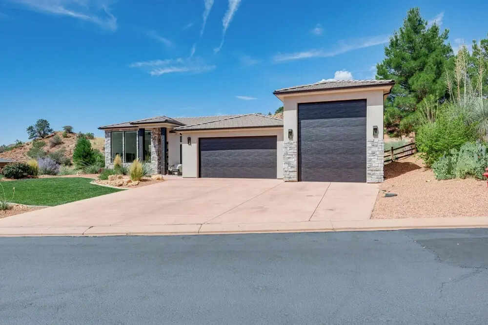 Gorgeous Kanab Home: Canyon Views & Pool Access!