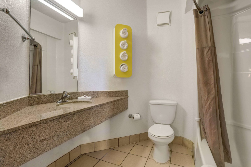 Howard Johnson by Wyndham Lemoore