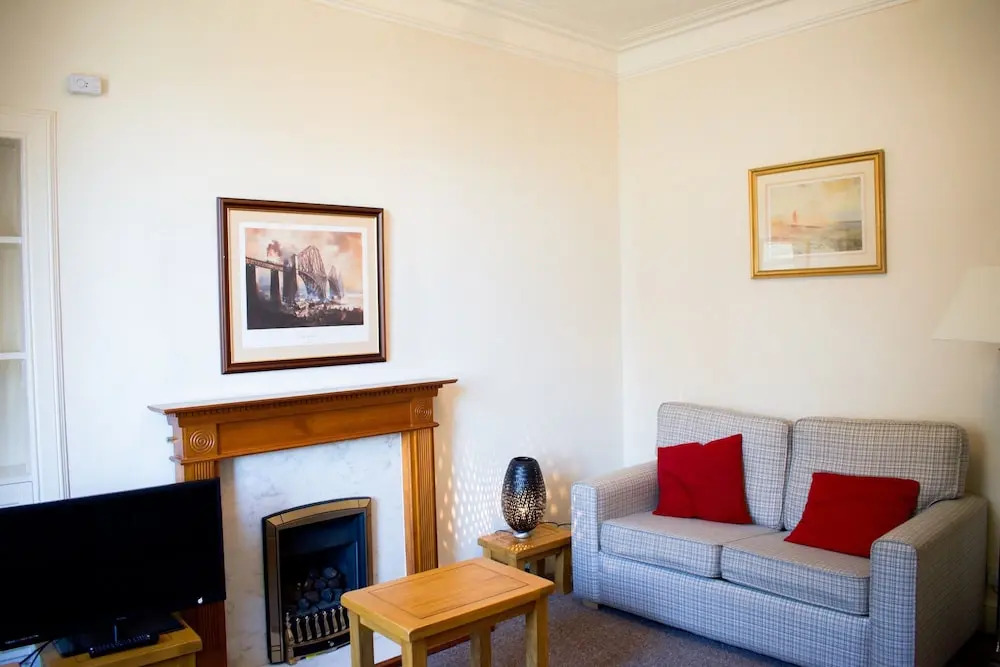 Bright 2 Bedroom Home in Edinburgh