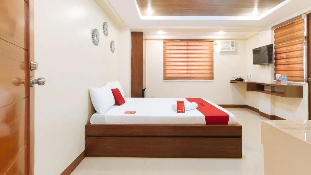 RedDoorz Plus near Uptown BGC Mall