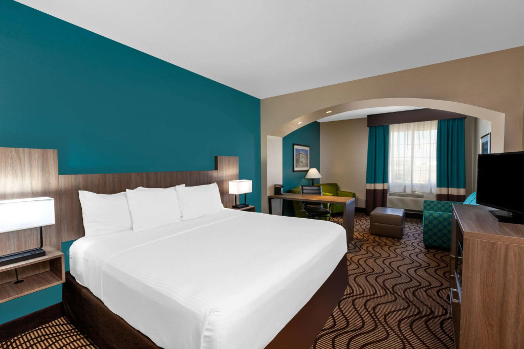 La Quinta by Wyndham Midland North