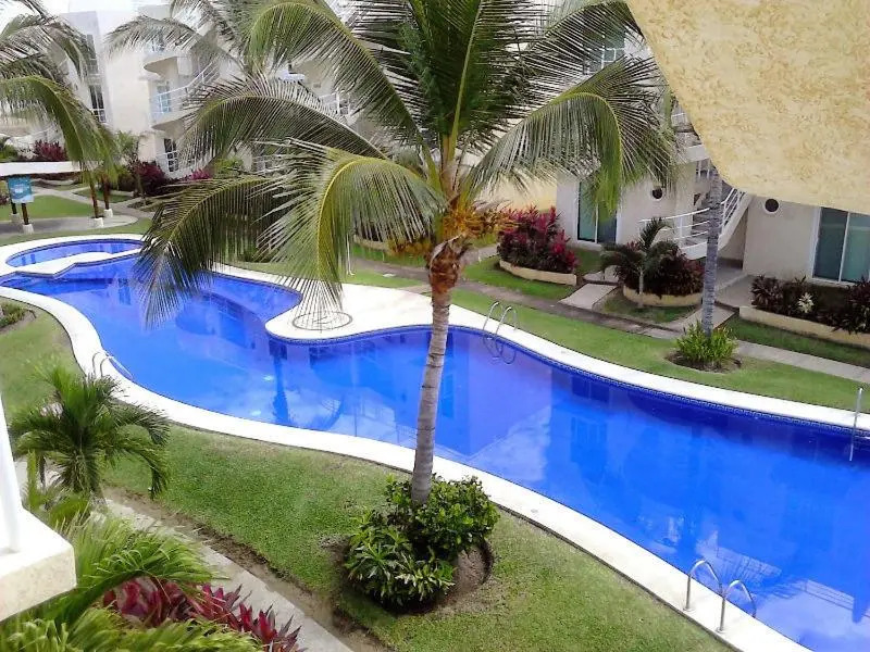 Departamento en Marina Diamante con lago y alberca