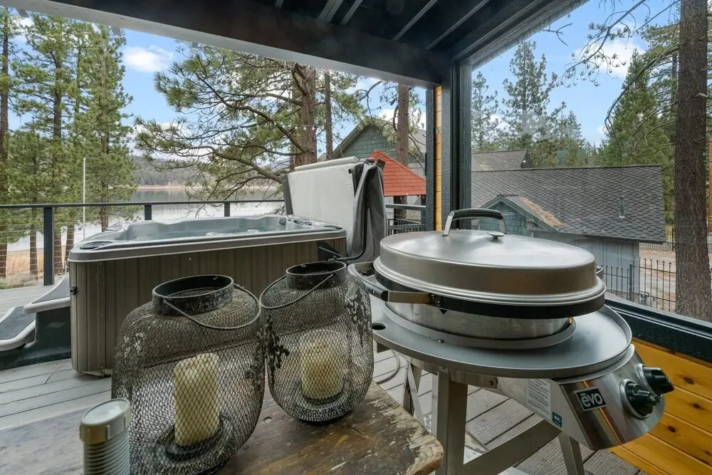 40 - Waterfront Retreat 4 Bedroom Home by Redawning