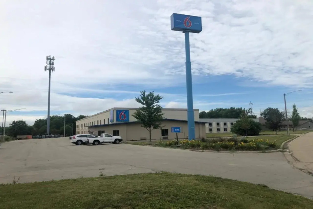 Motel 6 Peoria, IL