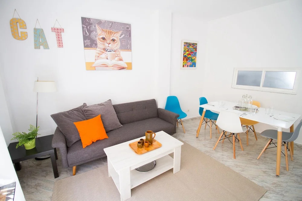 Spacious and Bright Apartment by La Recepción