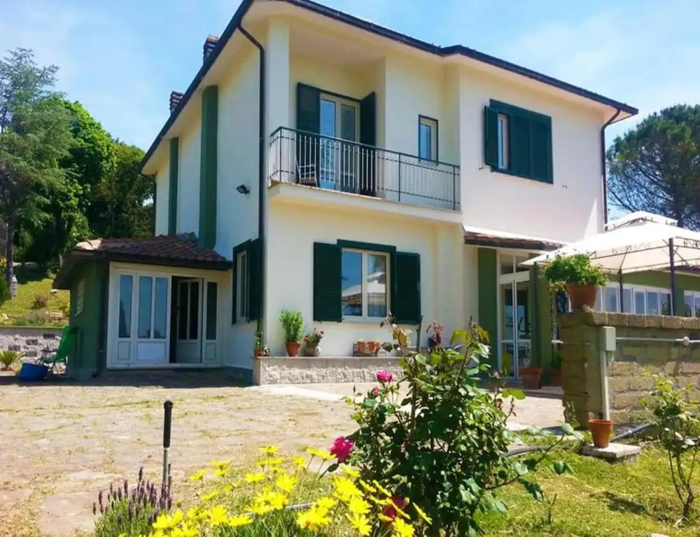 Private Garden House in Redortiers