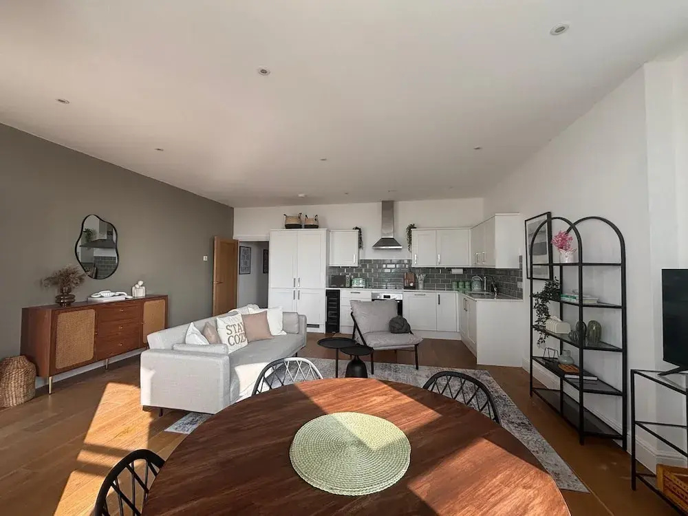 Beautiful 2 Bed Apartment on Beach by Urban Roost