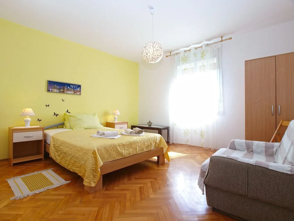 Apartment 686