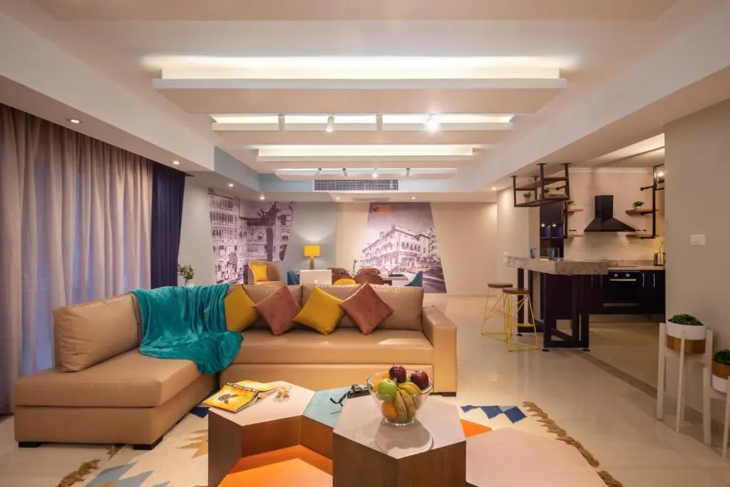 Waterfront Designer 2br W/ Pool Access - 5 Min To Airport