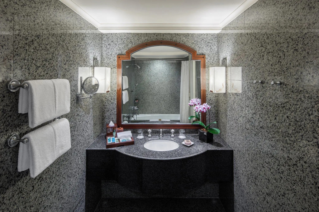 Отель Conrad Singapore Orchard