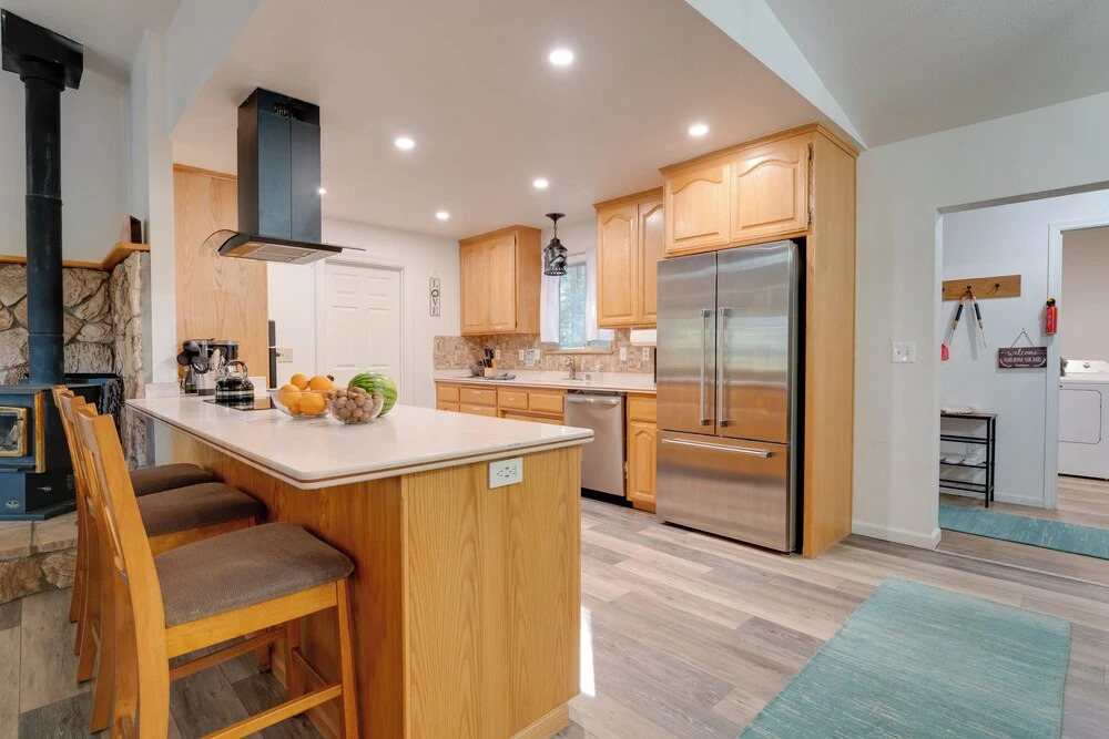 2 Mi to Lake Almanor! Northern Sierra Family Cabin