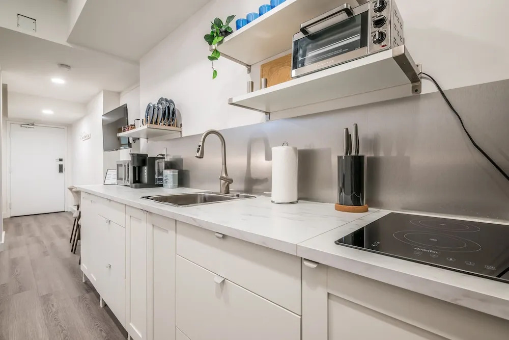 Spacious Newly Renovated 1 Bedroom Suite