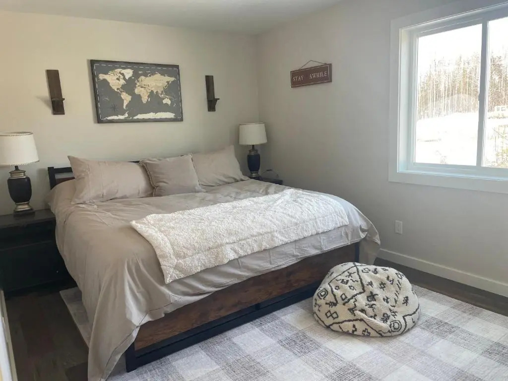 Alaska Lake + Lodge at Longmere
