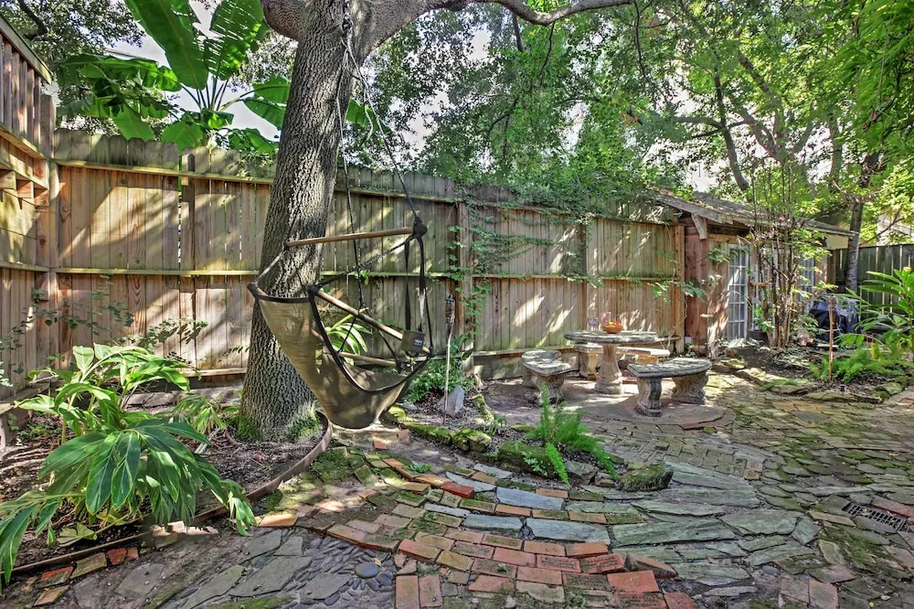 Houston Montrose Home: Walk to Bars & Restaurants!