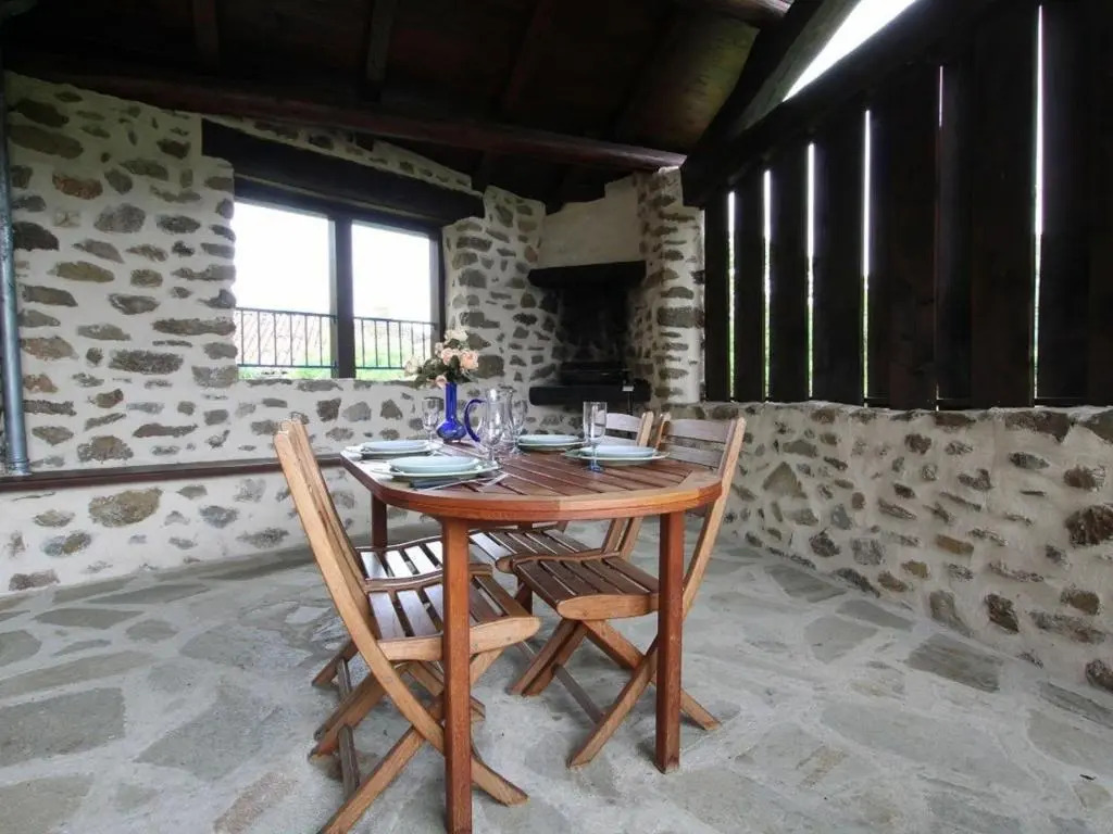 Maison de caractère avec terrasse à 300m de lAllier, idéale pour pêche, détente et activités familiales - FR-1-582-208