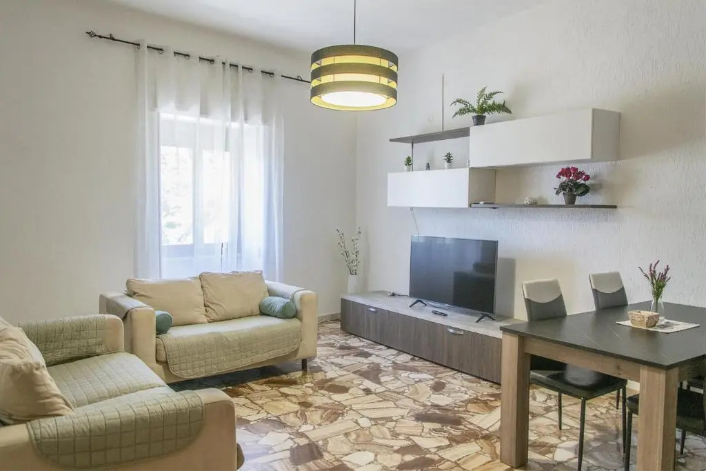 Lovely Piazza Santa Maria Apartment