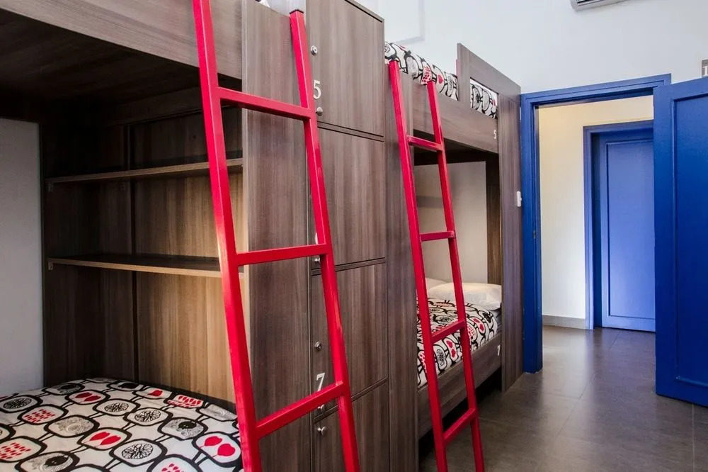 Tomo Hostel