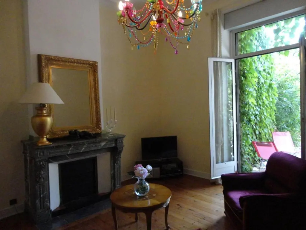 Les Bellevue Cité "4 Apartments, 1 with Garden & Private Parking, Aircon, WiFi, Free Public Car Park, 1 km from Cité"
