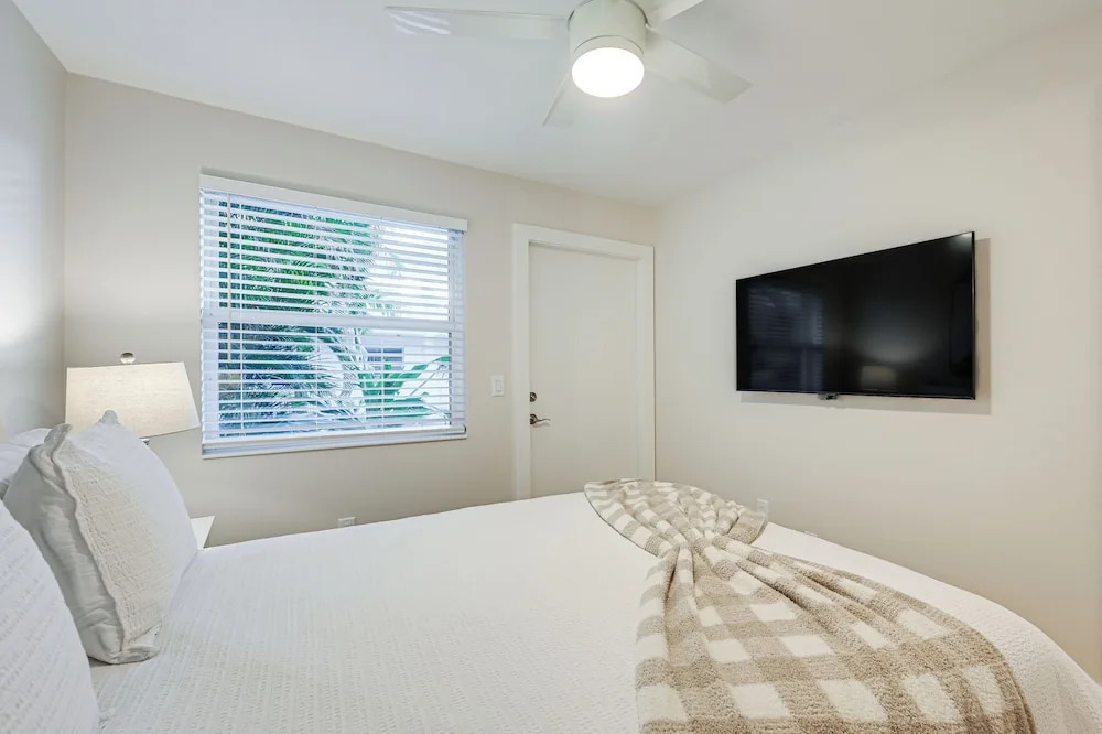 Sleek Coastal Abode: 1 Block to Naples Beach!