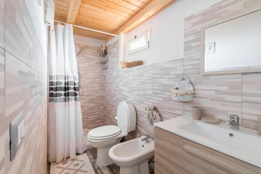 "The Cottage"with sea view, parking & wifi