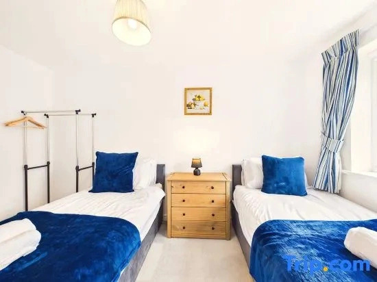 4 Bed Modern Spacious House | Parking x3 | EV Charger
