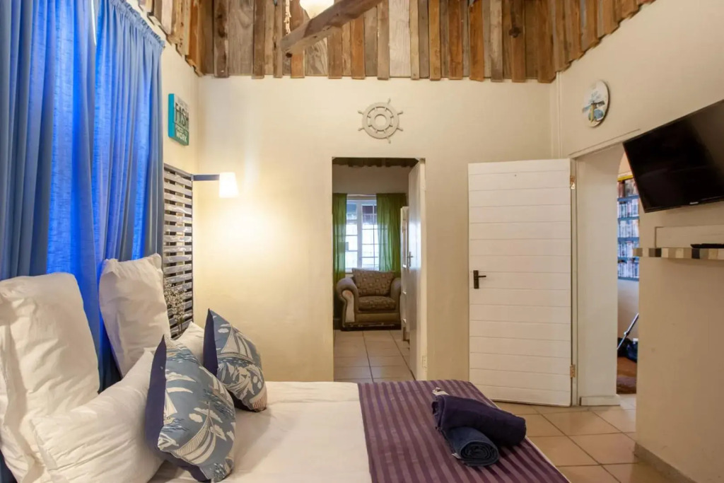 Strand Family studio en-suite 6 sleeper Kitchenette Helderberg CT