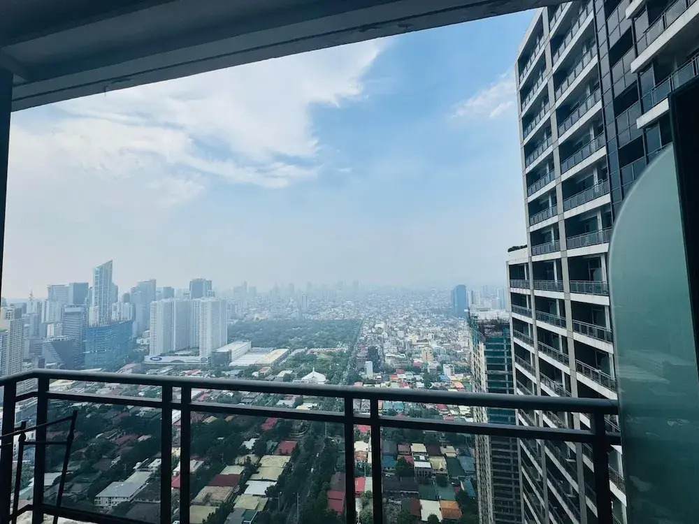 Gramercy 2 bedrooms w Balcony City View
