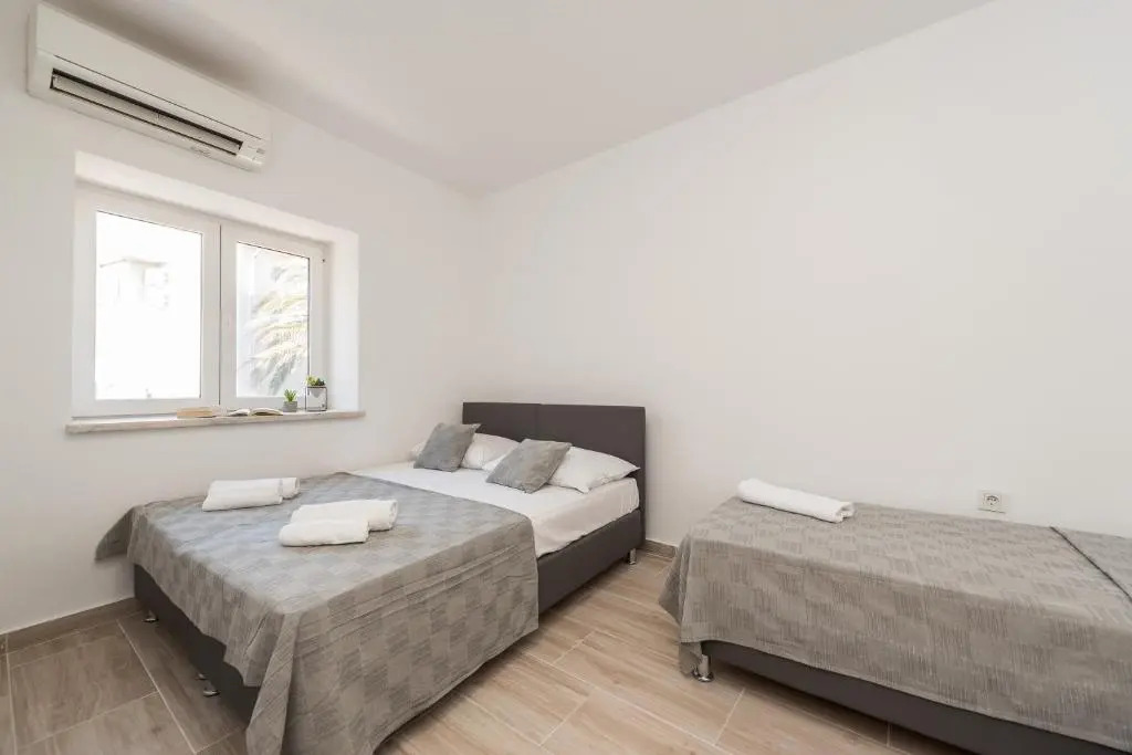 Balen city central house for 8