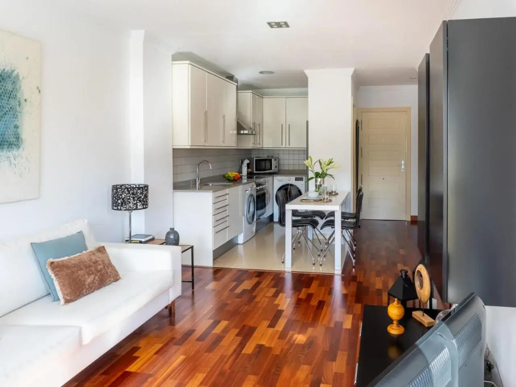 Apartment with extensive gardens PARKING GYM terrace and pool