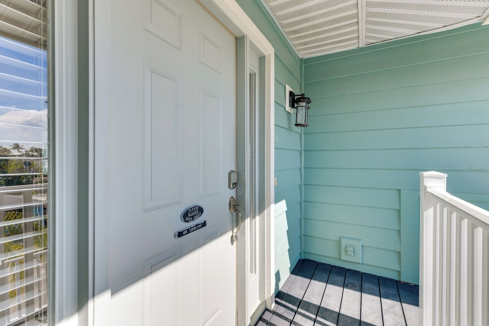 Steps to Ocean & Bay: Bradenton Beach Townhome!