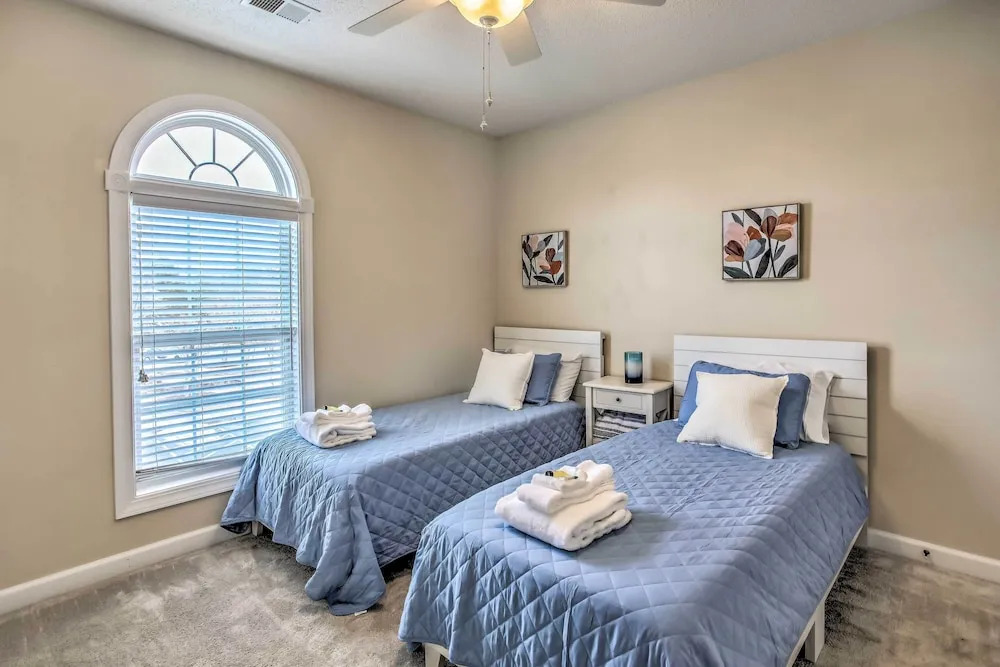 Pool, Beach & Golf: Barefoot Resort Condo!