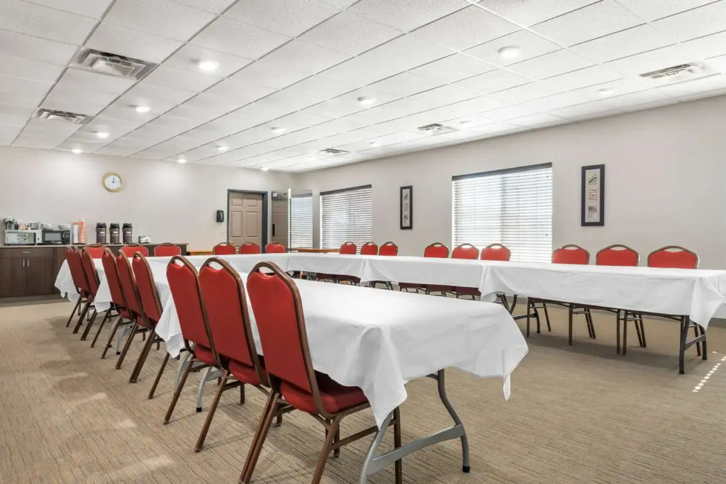 Country Inn & Suites by Radisson, Watertown, SD