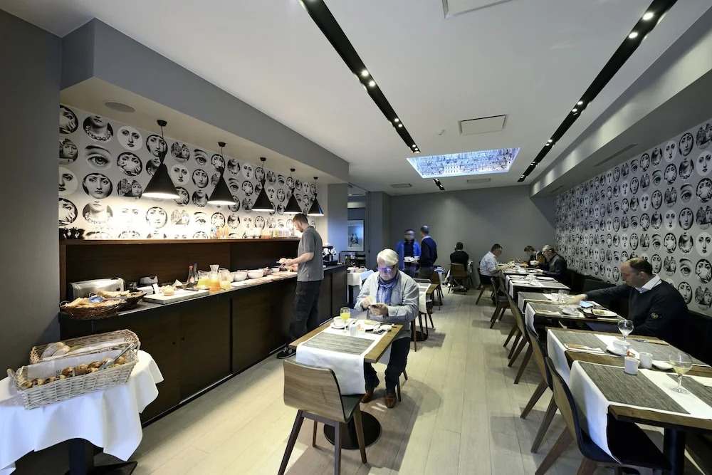 Square Hotel