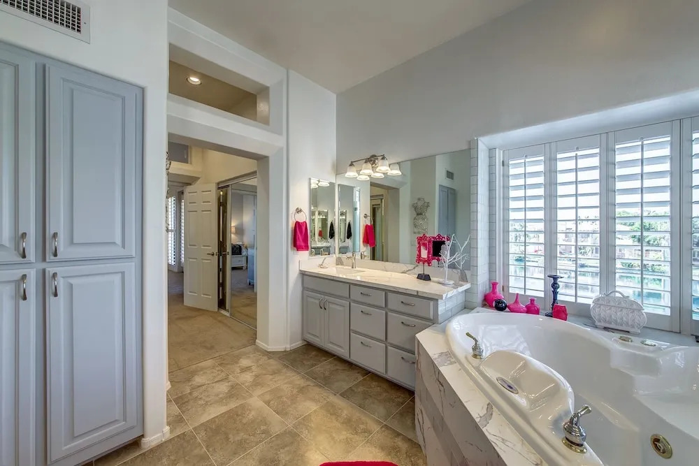 Freeport - 4 Br home by RedAwning