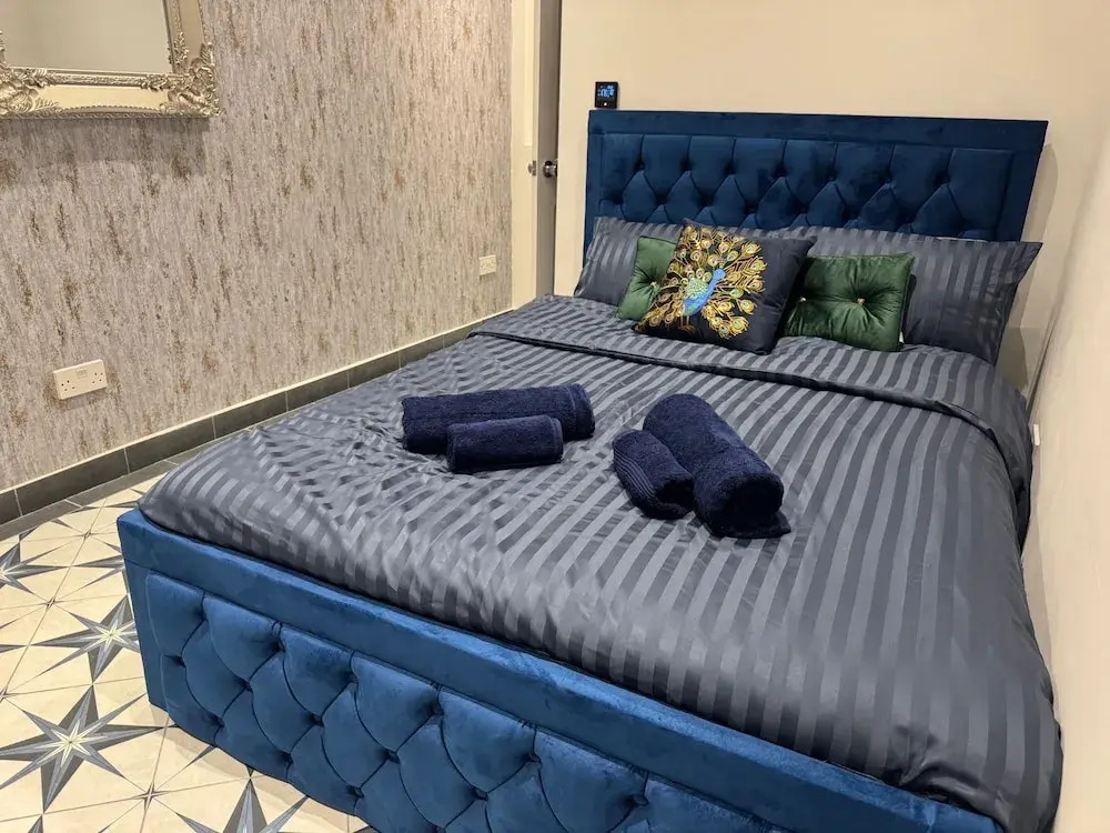 Central Location - Apartment - Sleeps 2 - Parking