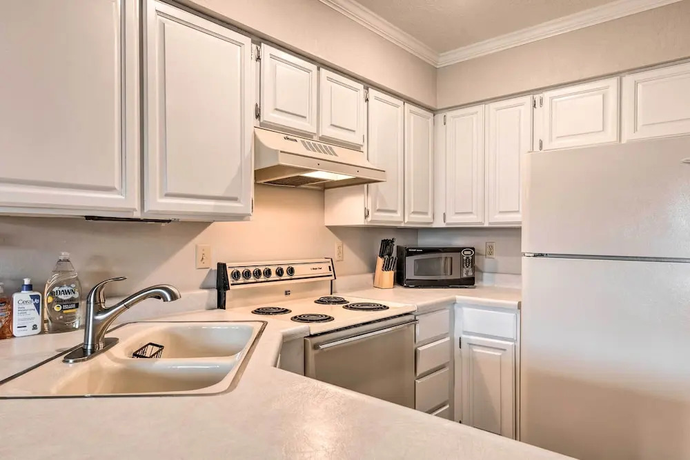 Chic Eden Condo w/ Pool Access < 5 Mi to Ski!