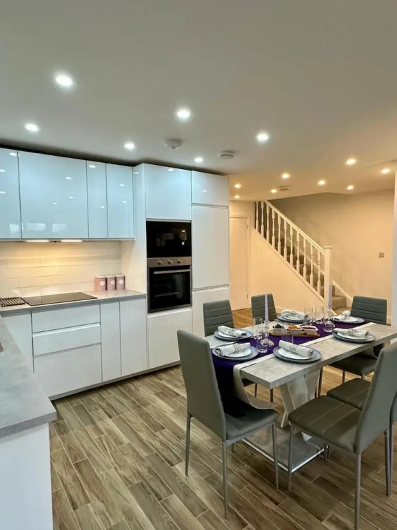 House in Croydon Welcomes you to Comfort and Style