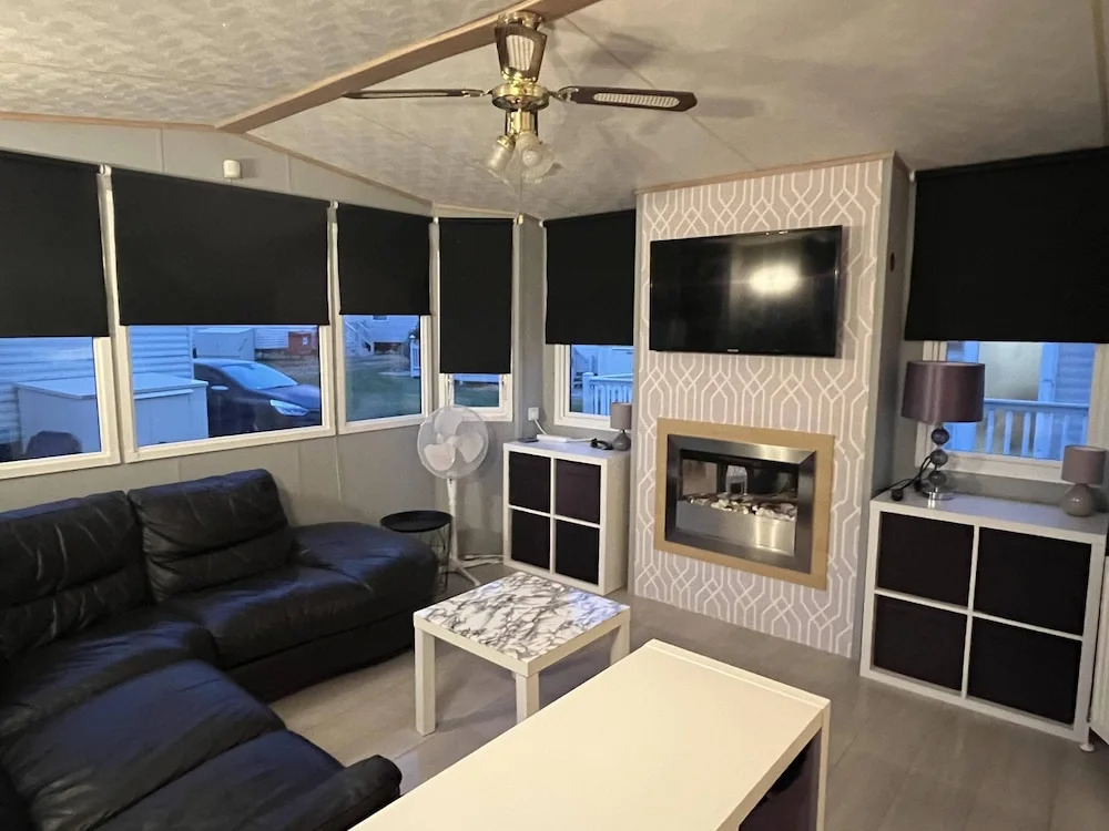 3 Bedroom 6 Berth Pets go Free van With Decking