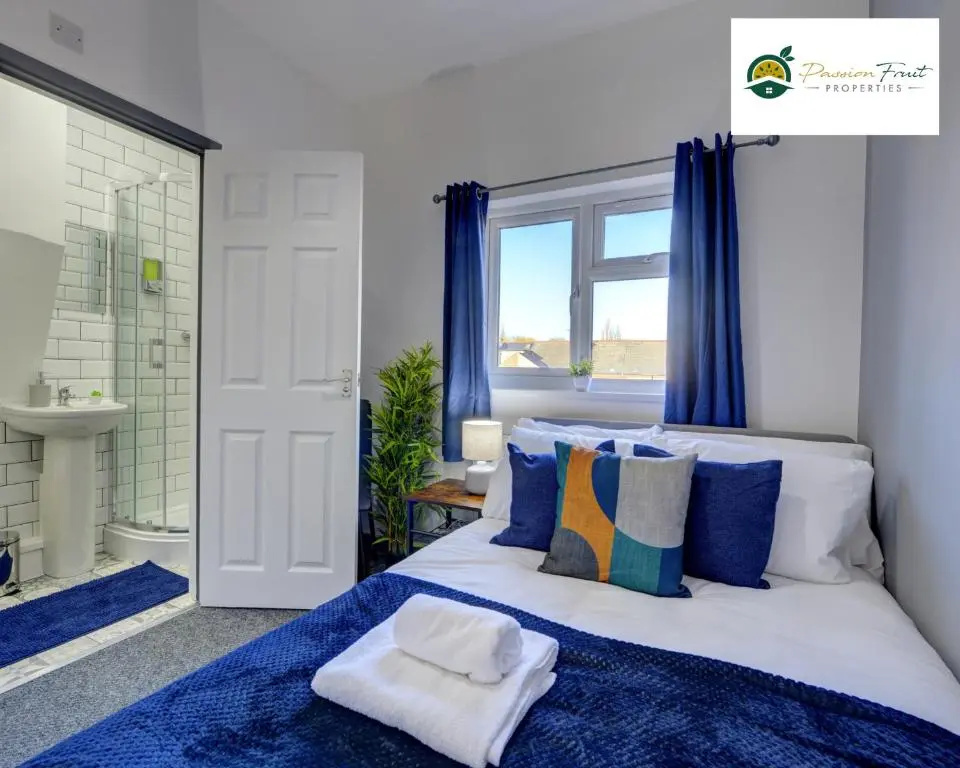 5 Bedroom - 5 Bathroom House By Passionfruitproperties close to Coventry City Centre with Free Wi-fi and garden - 34HRC