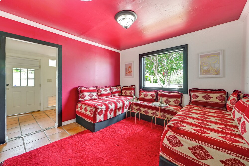Gather & Unwind Outdoors, Stylish Vista Retreat!