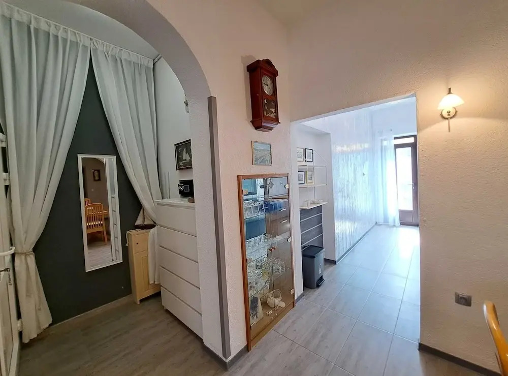 Spacious Urban Retreat Apartment With Terrace